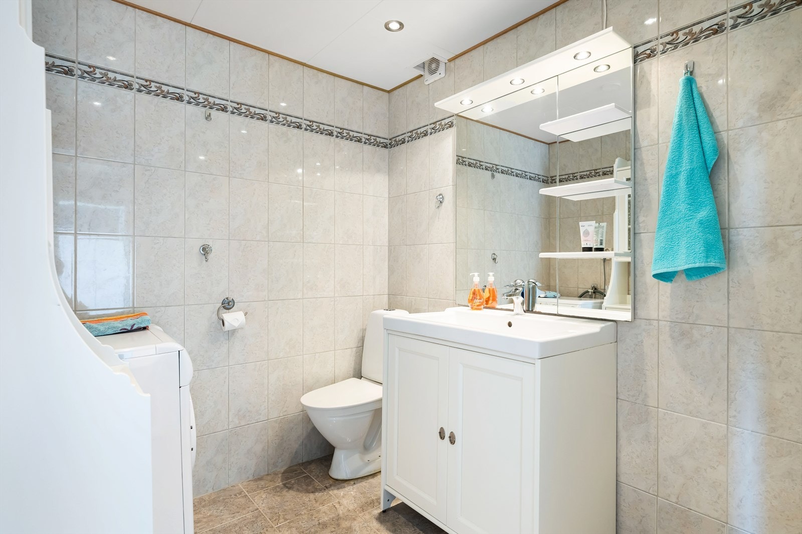 Behagelige farge,. og materialvalg med belysning fra downlights Galleribilde