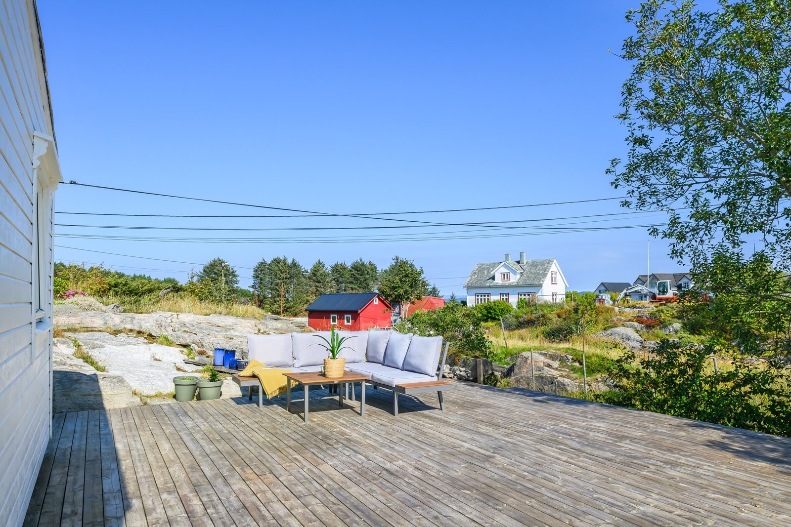 Stor, privat terrasse med god plass til utemøblering. Uteplassen byr også på gode solforhold. Galleribilde