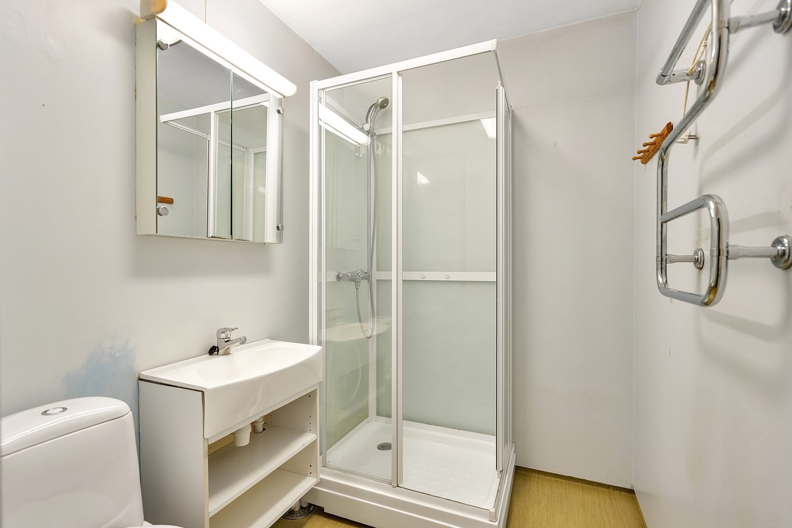 Bad med toalett, servant og dusjkabinett Galleribilde