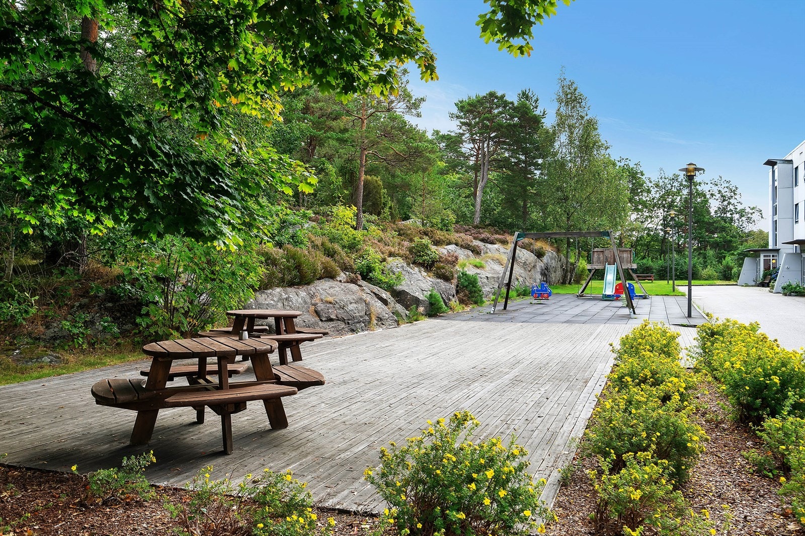 Borettslaget har stor og pent opparbeidet tomt Galleribilde