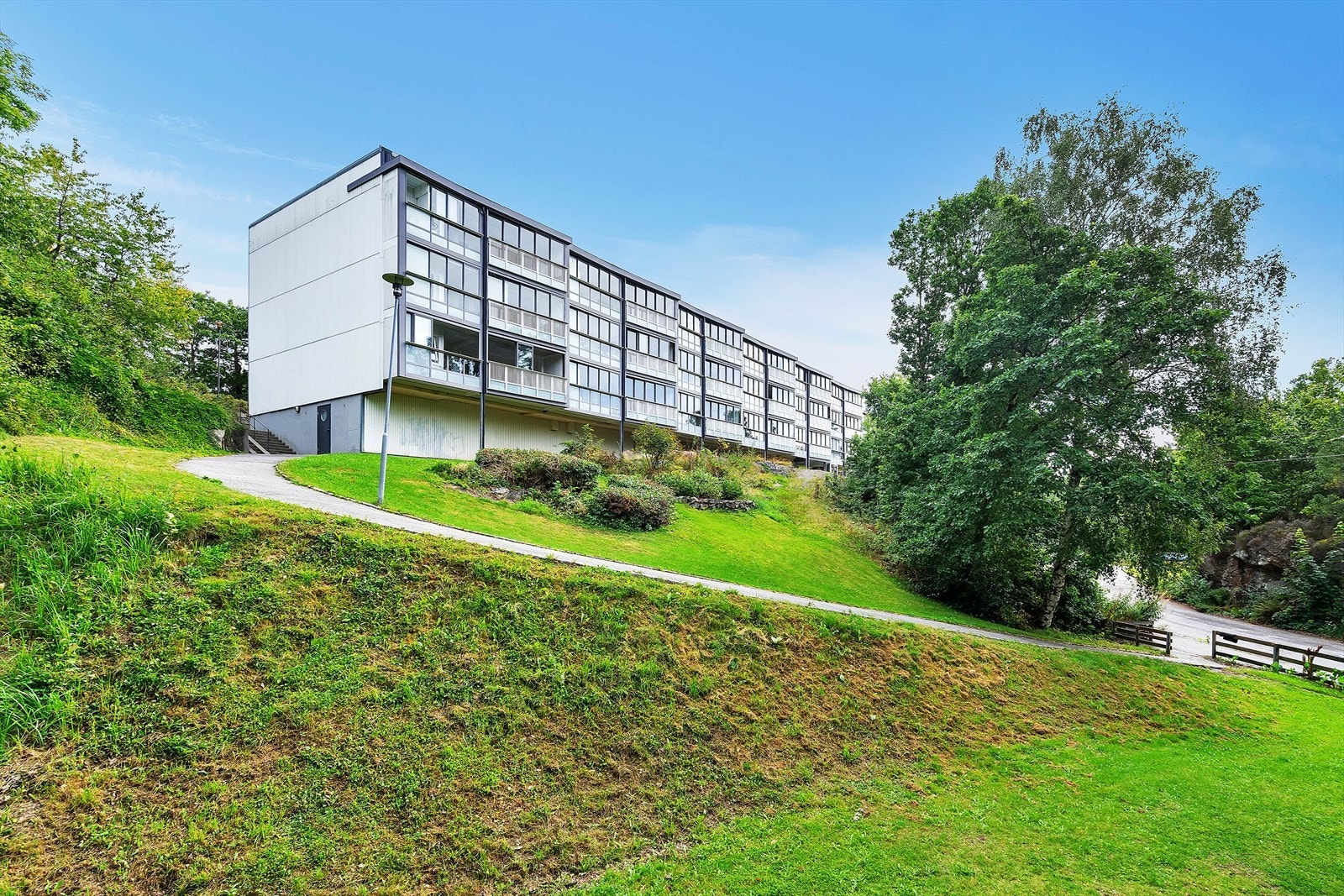 Rolig og barnevennlig beliggenhet. Gangavstand til barnehage, skole, buss og butikker Galleribilde