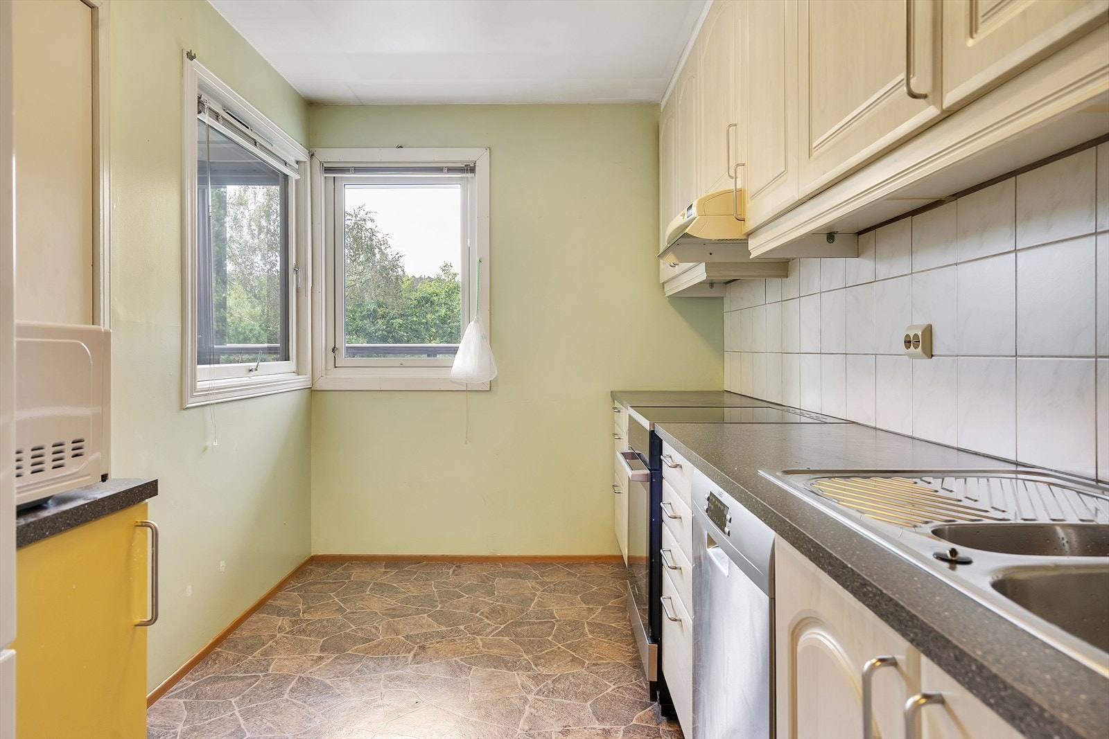 God plass til spisebord ved vinduene på kjøkkenet Galleribilde