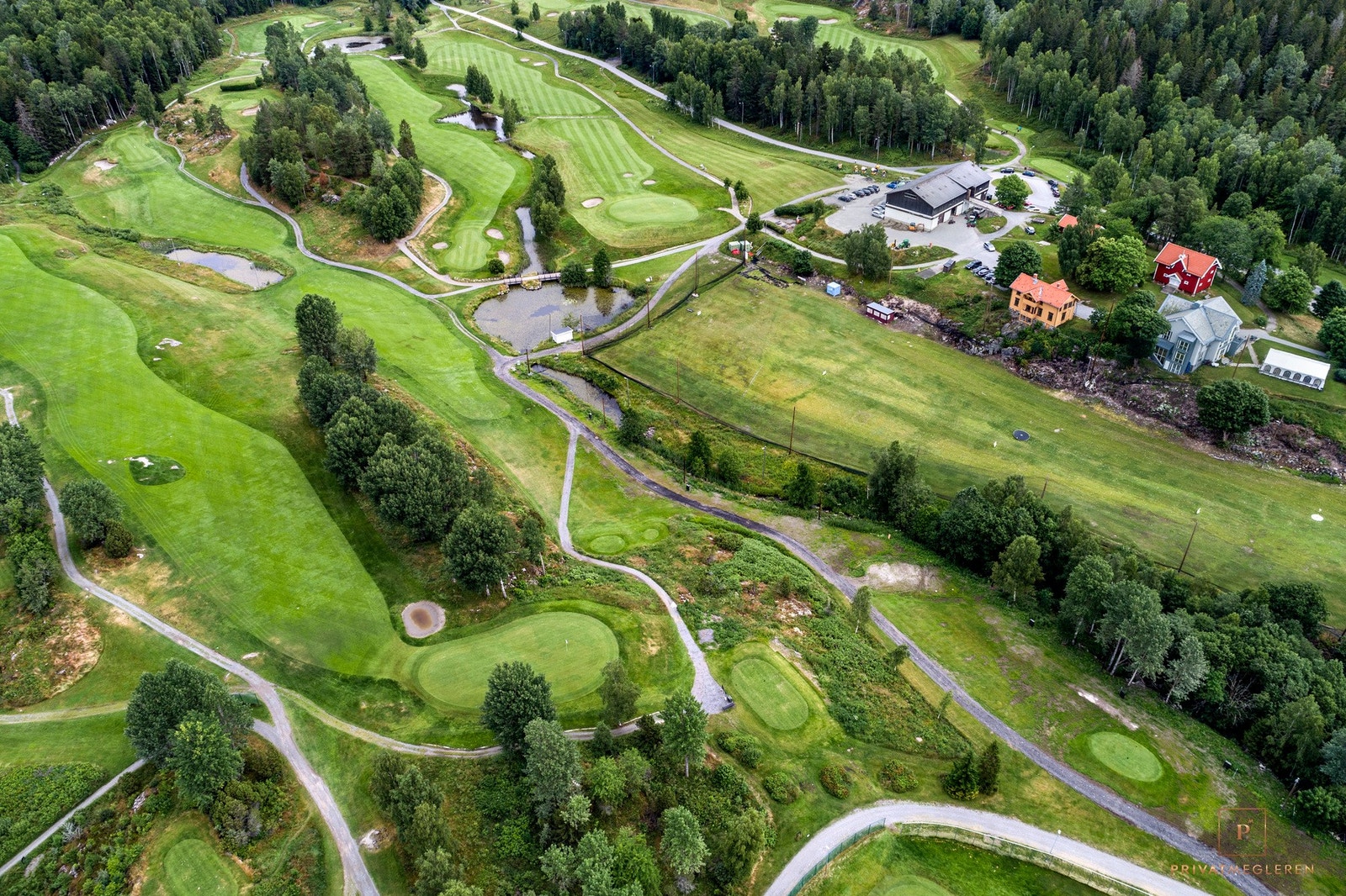 18-hulls golfbane med proshop og restaurant på Oppegård Galleribilde