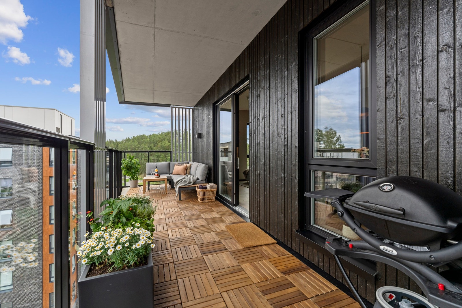 Den vestvendte beliggenheten gir kveldssol og legger til rette for lange, hyggelige stunder med familie og venner. Galleribilde