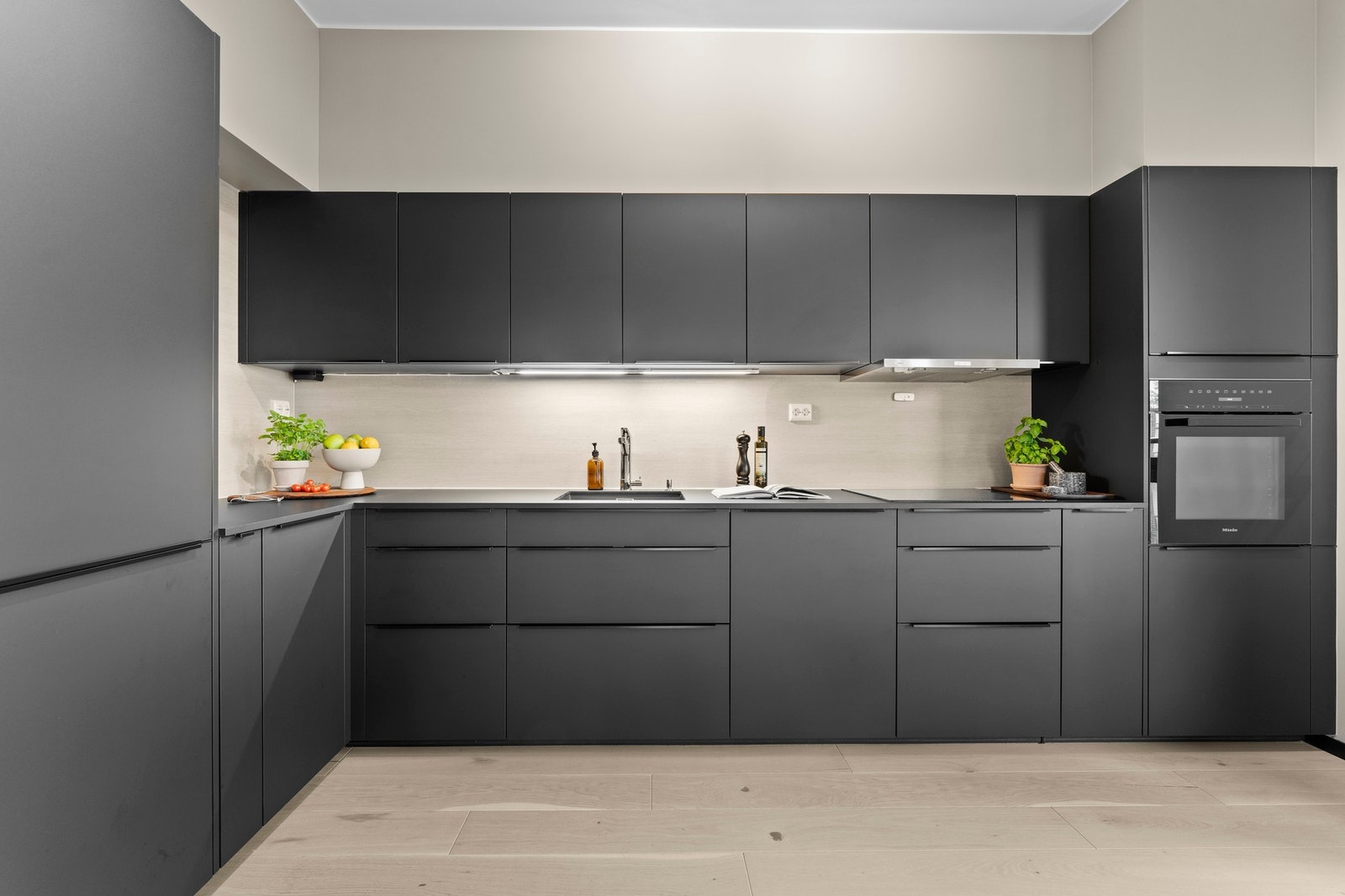 Lekkert kjøkken fra Mobalpa med integrerte Miele-hvitevarer Galleribilde