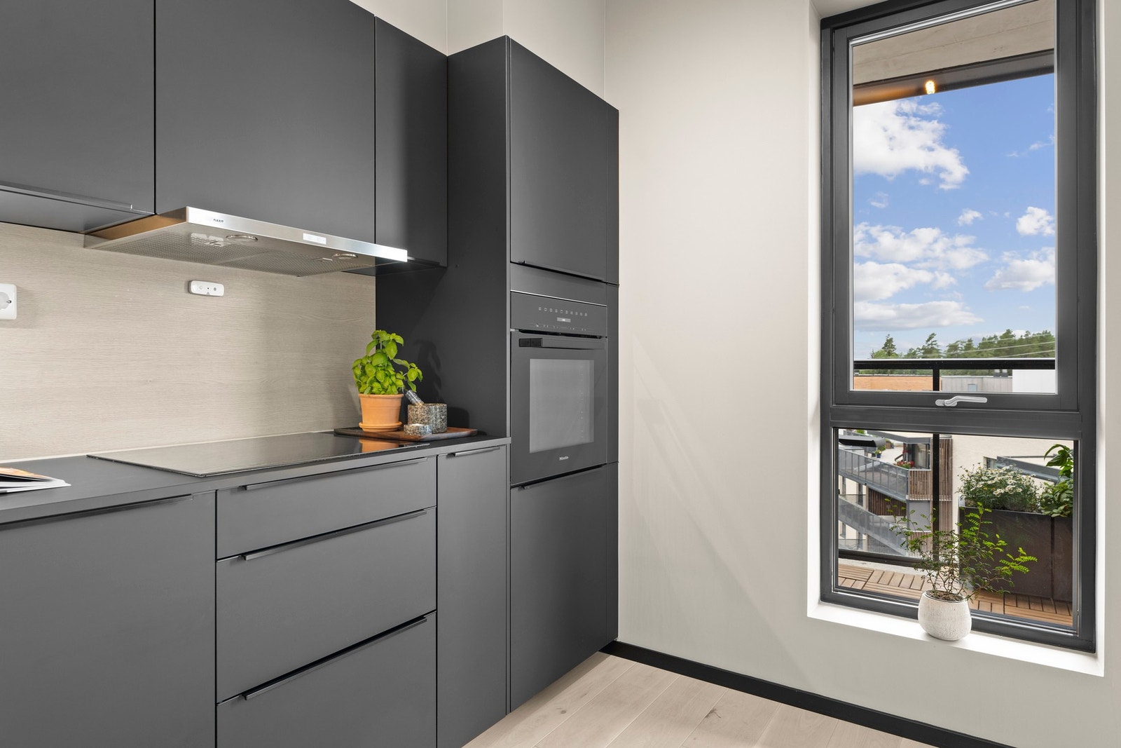 Leiligheten har lave felleskostnader med A-konto varmtvann og tv/internett inkl. Galleribilde