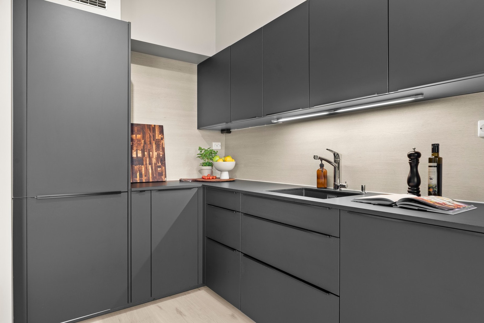 Den L-formede utformingen utnytter plassen godt og gir både romslig benkeplass og gode oppbevarings muligheter Galleribilde