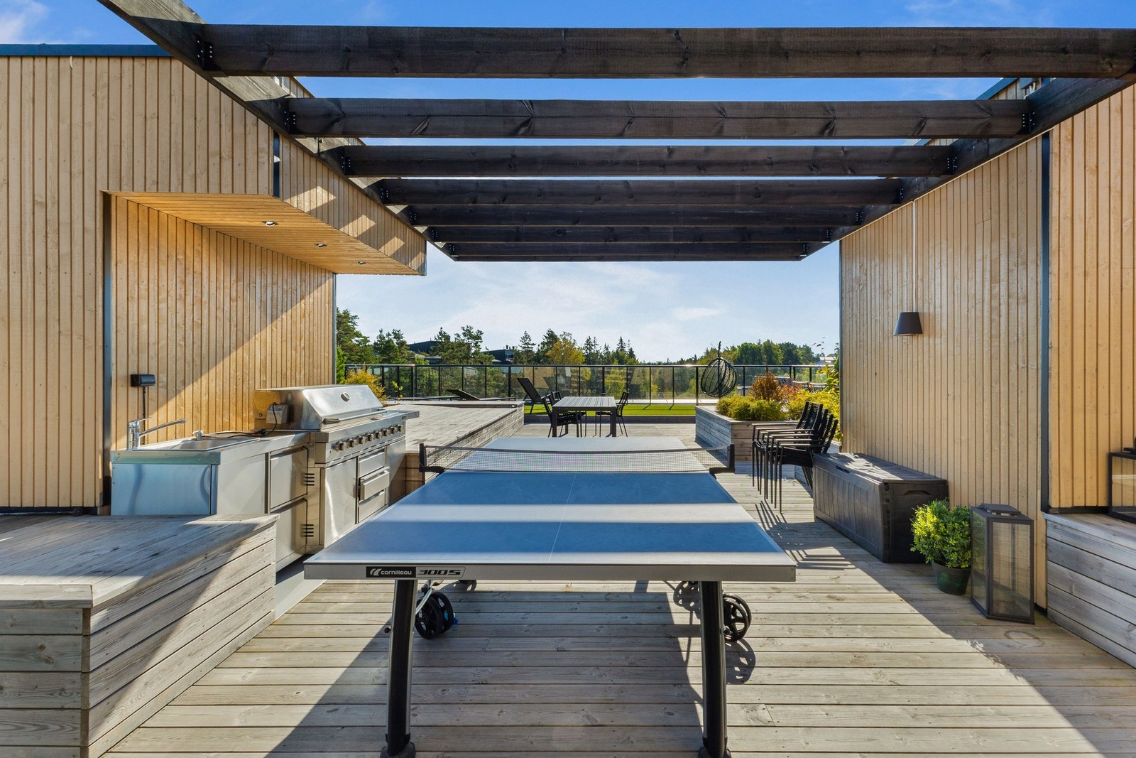 Beboerne i sameiet har tilgang til tre spesialdesignede takterrasser hvor du kan nyte solen hele dagen Galleribilde