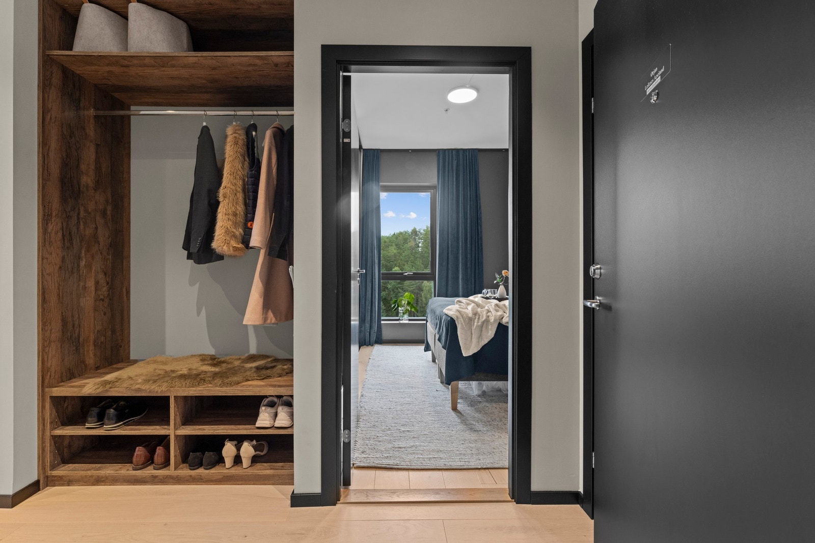 Entréen er både innbydende og praktisk, med romslig garderobeløsning som gjør det enkelt å henge fra seg yttertøy og sette fra seg sko Galleribilde