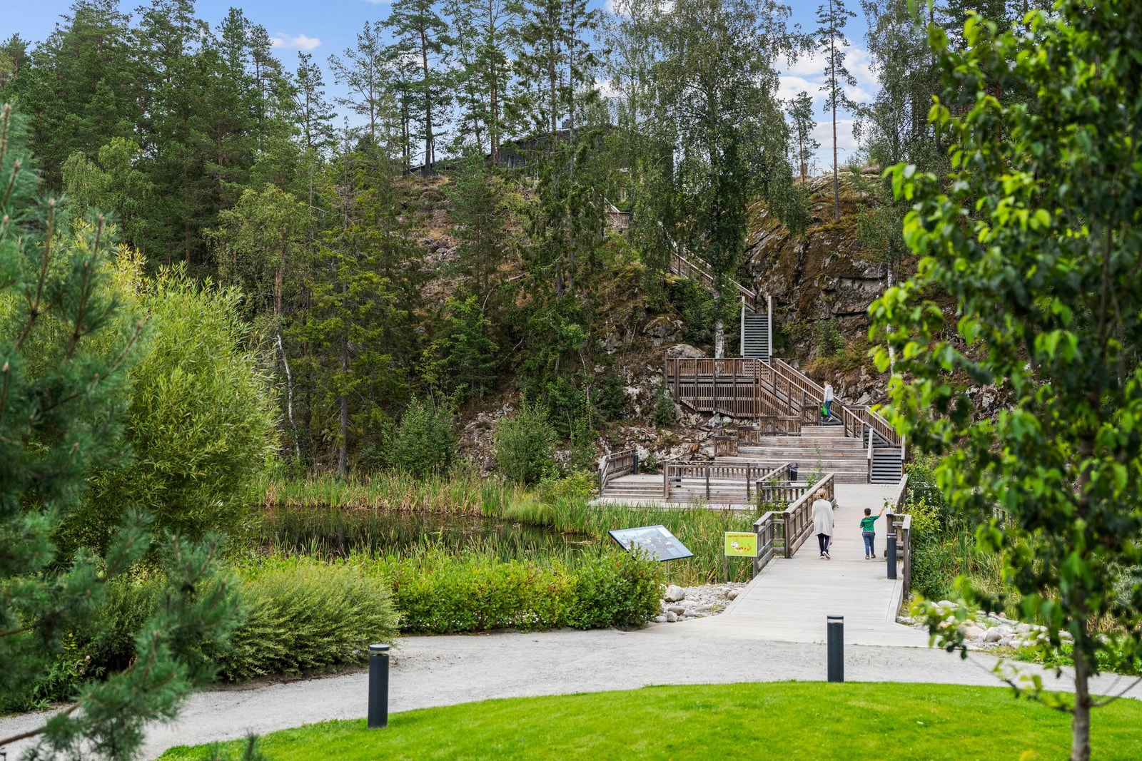 Uteområdet er fantastisk og godt tilrettelagt for beboere i alle aldersgrupper. Selger opplyser: "Vi flytter bare rett bort i gata, så trives svært godt i området." Galleribilde