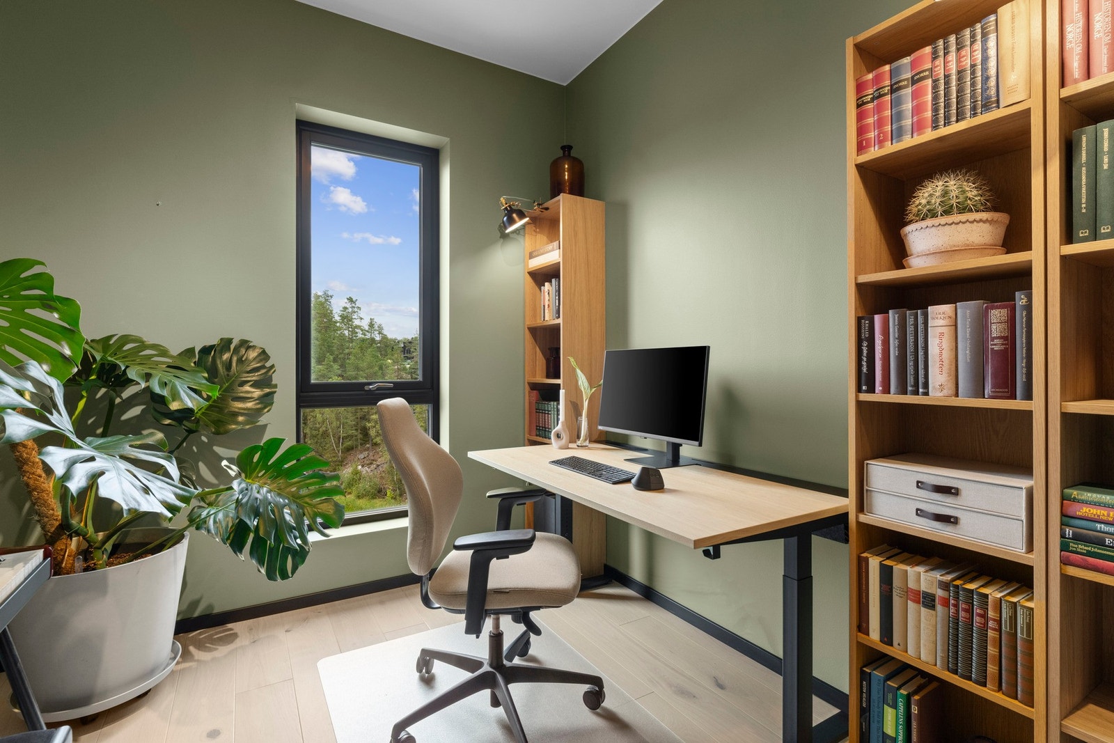 Det andre soverommet har lyse, innbydende overflater og plass til enkeltseng og skrivebord. Dette gjør rommet godt egnet som kombinert gjesteværelse og arbeidsrom Galleribilde