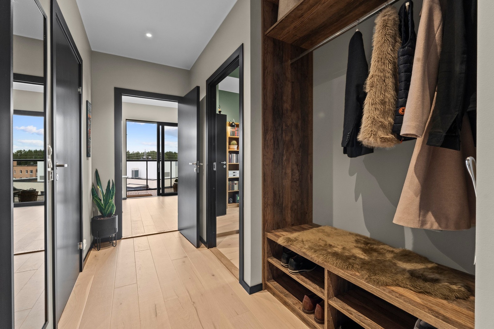 Adkomsten er enkel via både trappeoppgang og heis, og allerede ved inngangspartiet får du en smak av den gjennomførte kvaliteten som preger hele leiligheten! Galleribilde