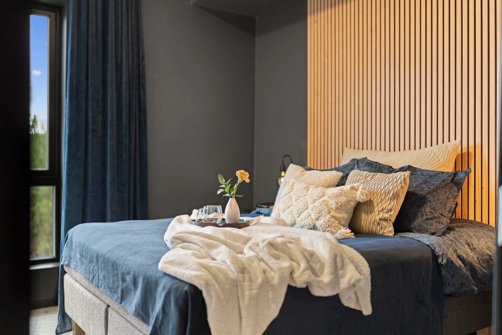 Hovedsoverommet er romslig og gir god plass til dobbeltseng med nattbord Galleribilde