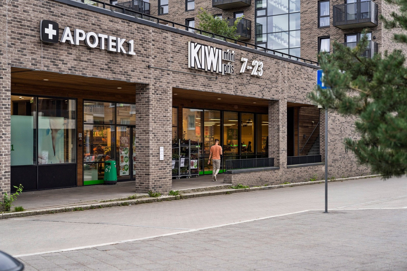 Dagligvarehandelen kan blant annet gjøres på Kiwi, som ligger tilknyttet torget rett utenfor bygget Galleribilde