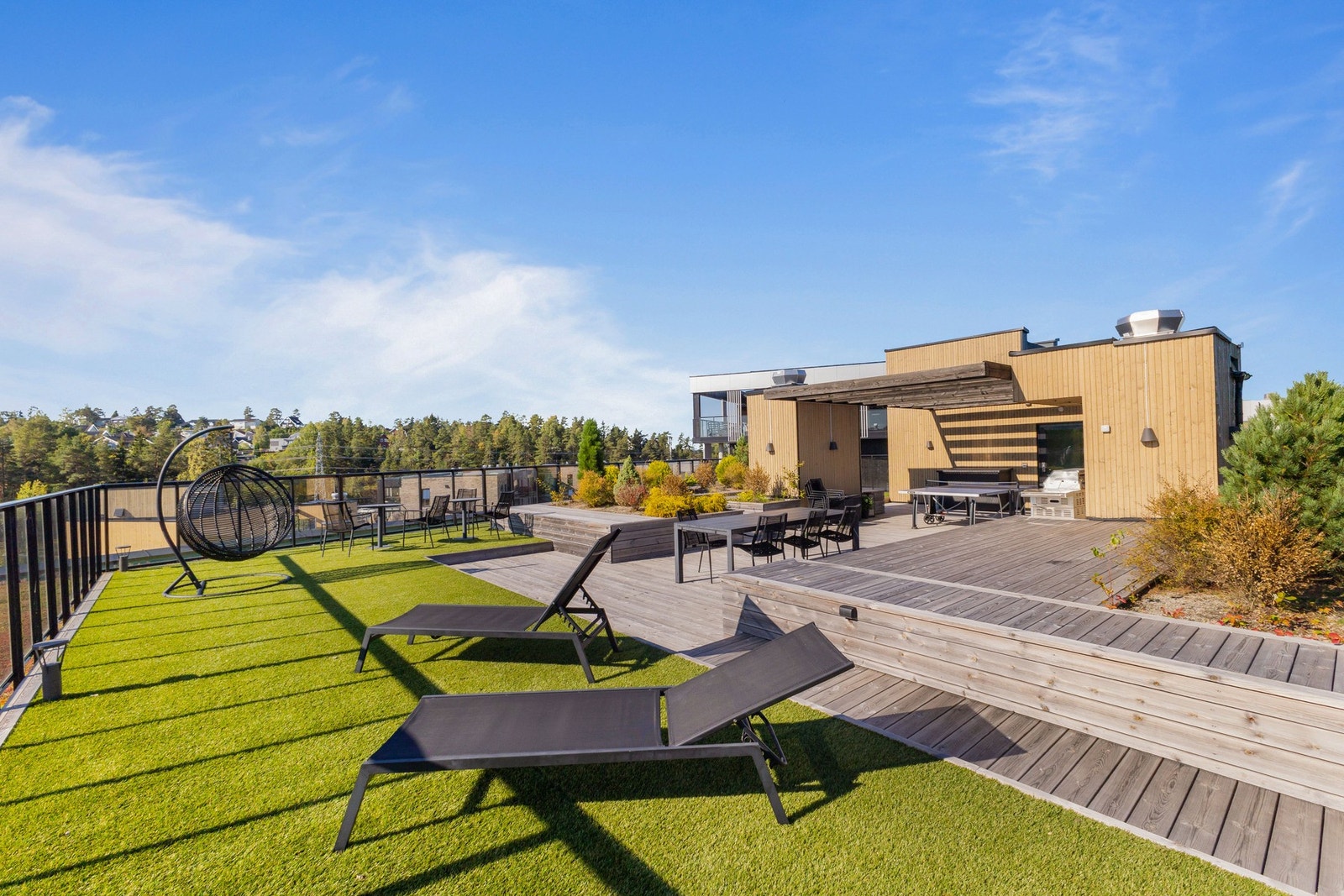 Takterrassene har flere soner, med bl.a. en sone med utekjøkken og sosiale soner med sittegrupper Galleribilde