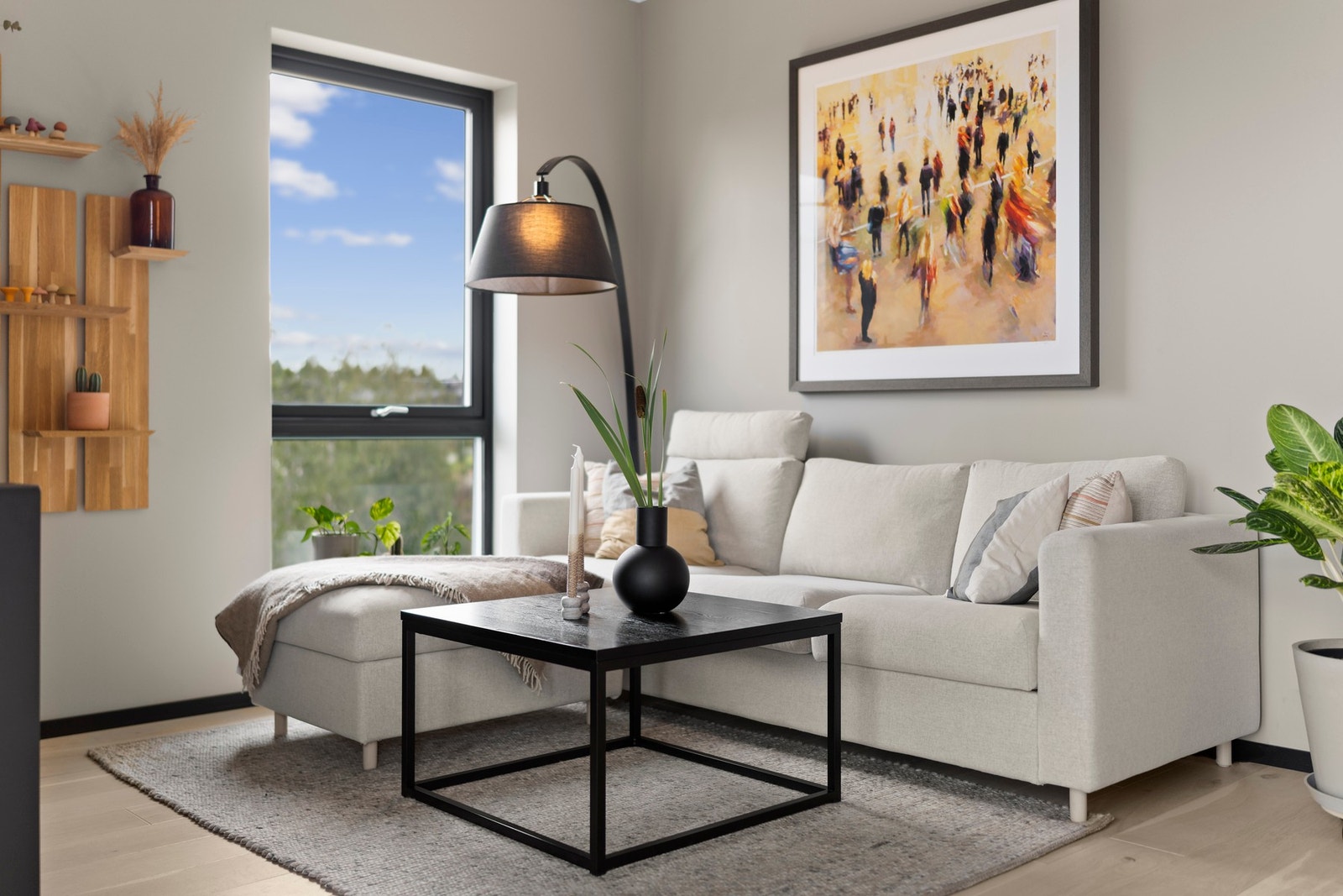 Fra sofasonen har du utsyn mot grøntarealer og den nærliggende salamanderdammen - en fin kvalitet som gir ro og nærhet til naturen Galleribilde