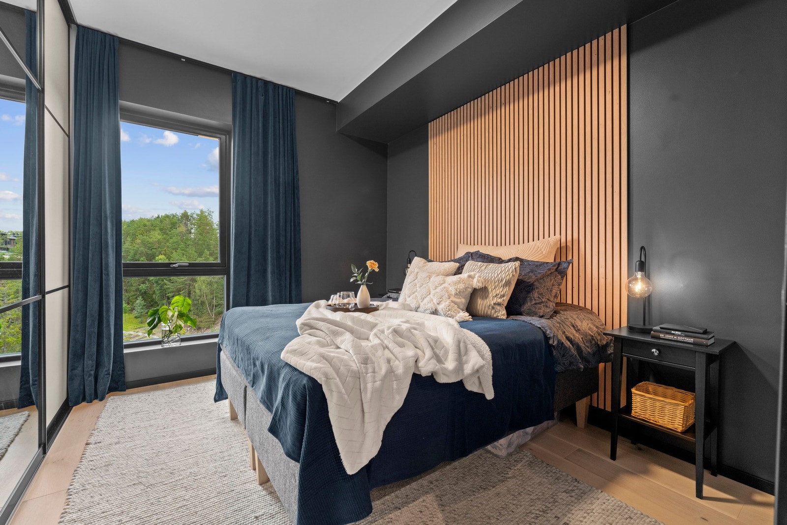 Leiligheten har to lyse og behagelige soverom med store vindusflater som vender mot et rolig grøntområde Galleribilde