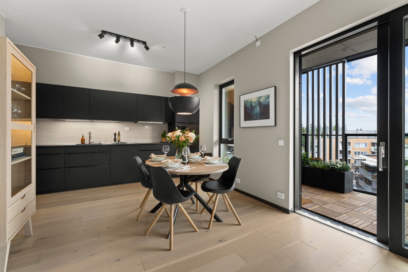 Rommets størrelse gir fleksible møbleringsmuligheter, med plass til både en komfortabel TV-stue og en hyggelig spiseplass Galleribilde