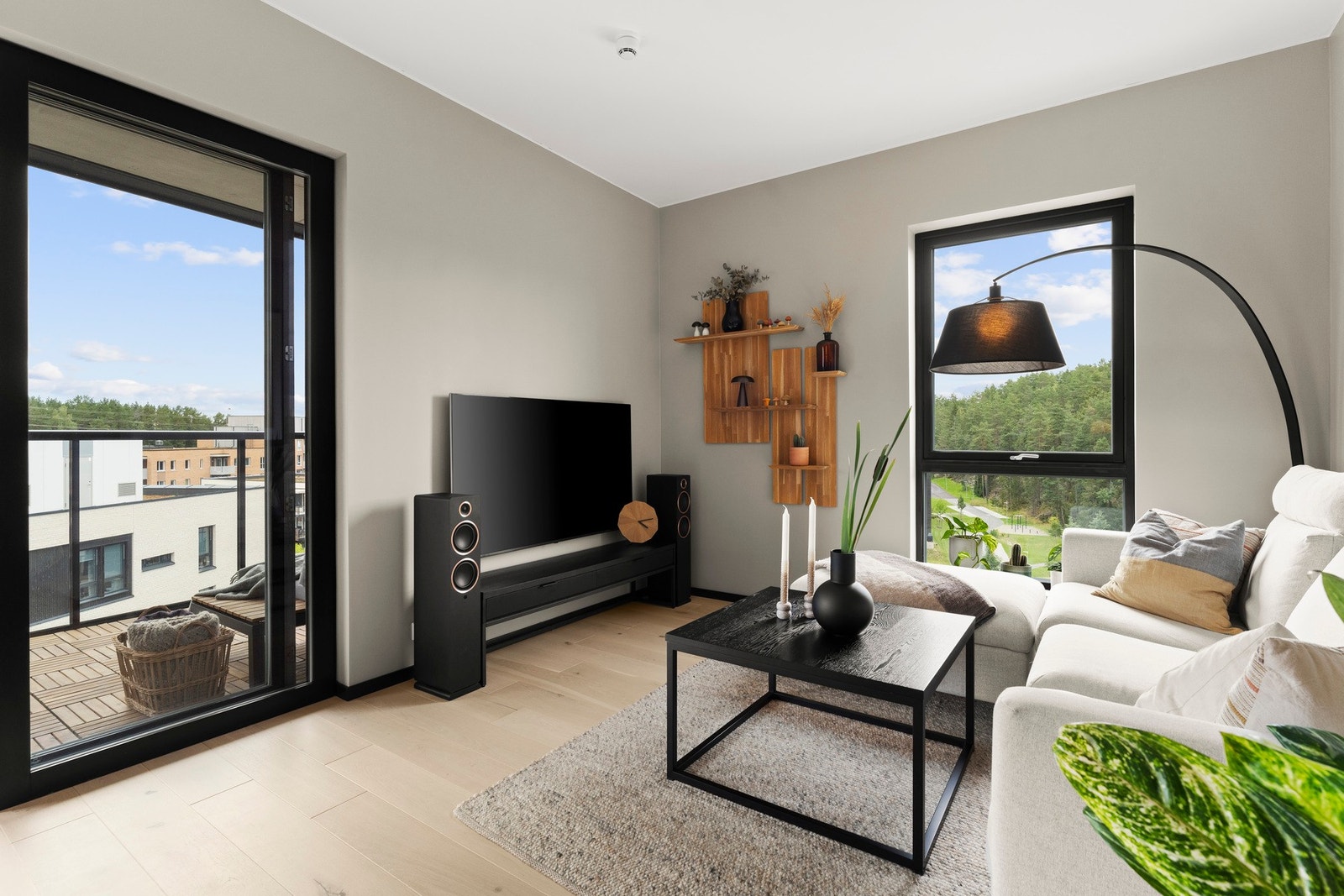 Stuen fremstår lys og luftig, med store vindusflater på to sider som slipper inn rikelig med naturlig dagslys Galleribilde