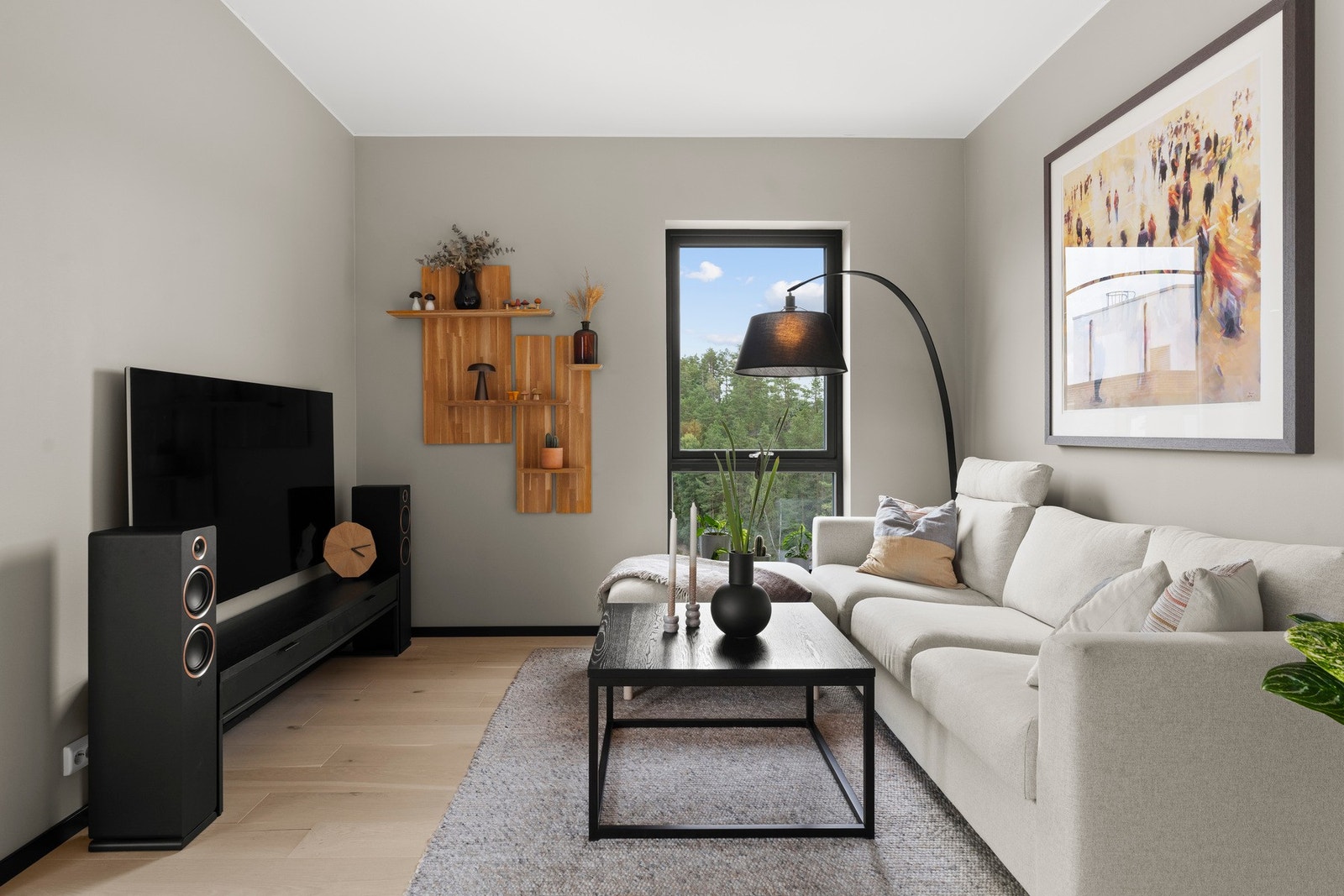 Stuen har vannbåren gulvvarme og balansert ventilasjon, som sørger for jevn og behagelig temperatur og luft gjennom hele året Galleribilde