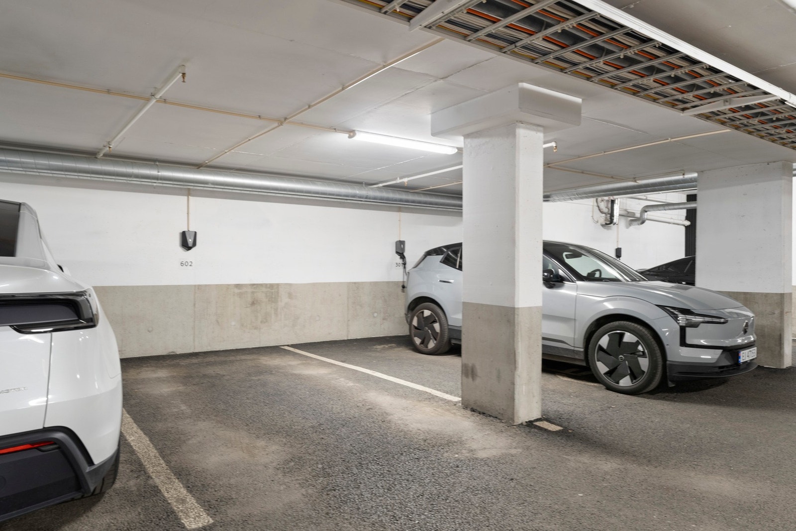Det medfølger parkeringsplass i felles garasjeanlegg (nr. 602) Galleribilde