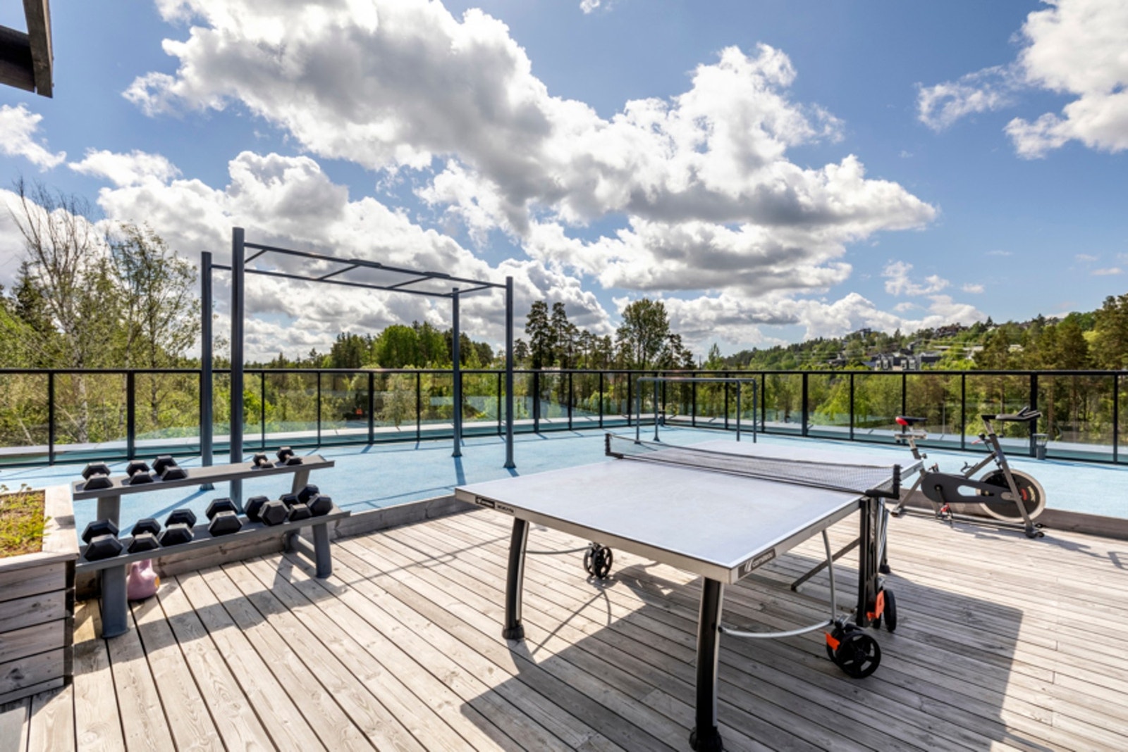 Takterrassen i bygg D er utstyr med treningsutstyr Galleribilde