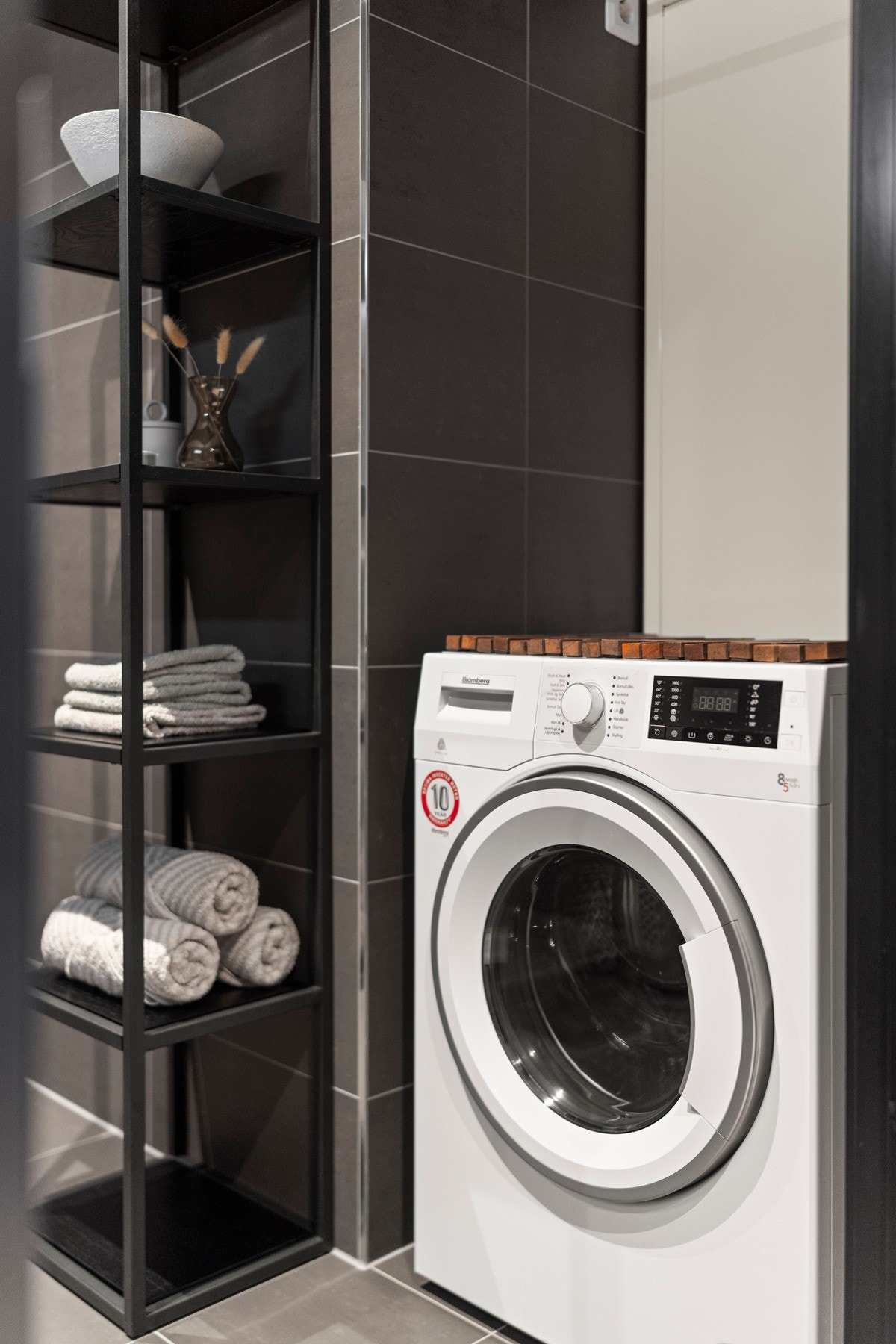 Det er opplegg for vaskemaskin, med plass til tørketrommel over Galleribilde