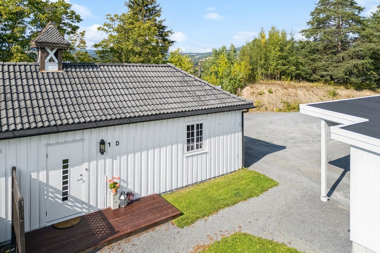 Leiligheten disponerer egen carportplass rett ved inngangen samt en utvendig bod på 4m². Galleribilde