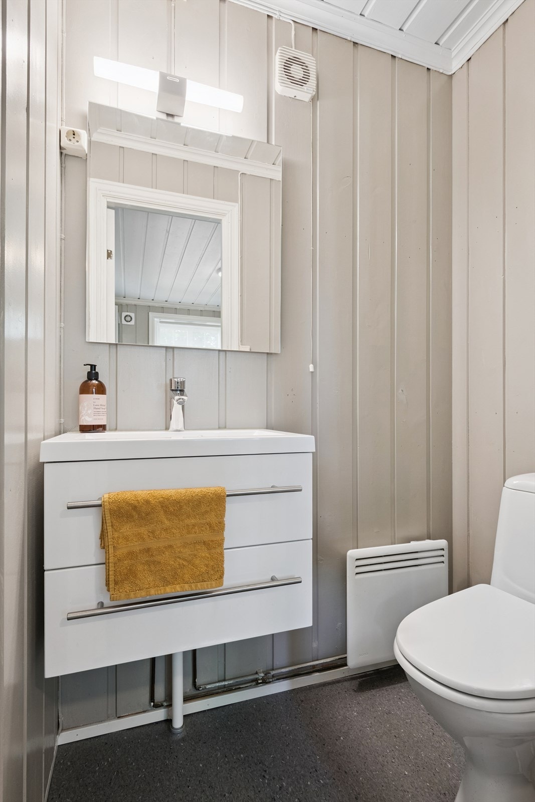 Praktisk, separat toalettrom tilknytning til badet. Galleribilde