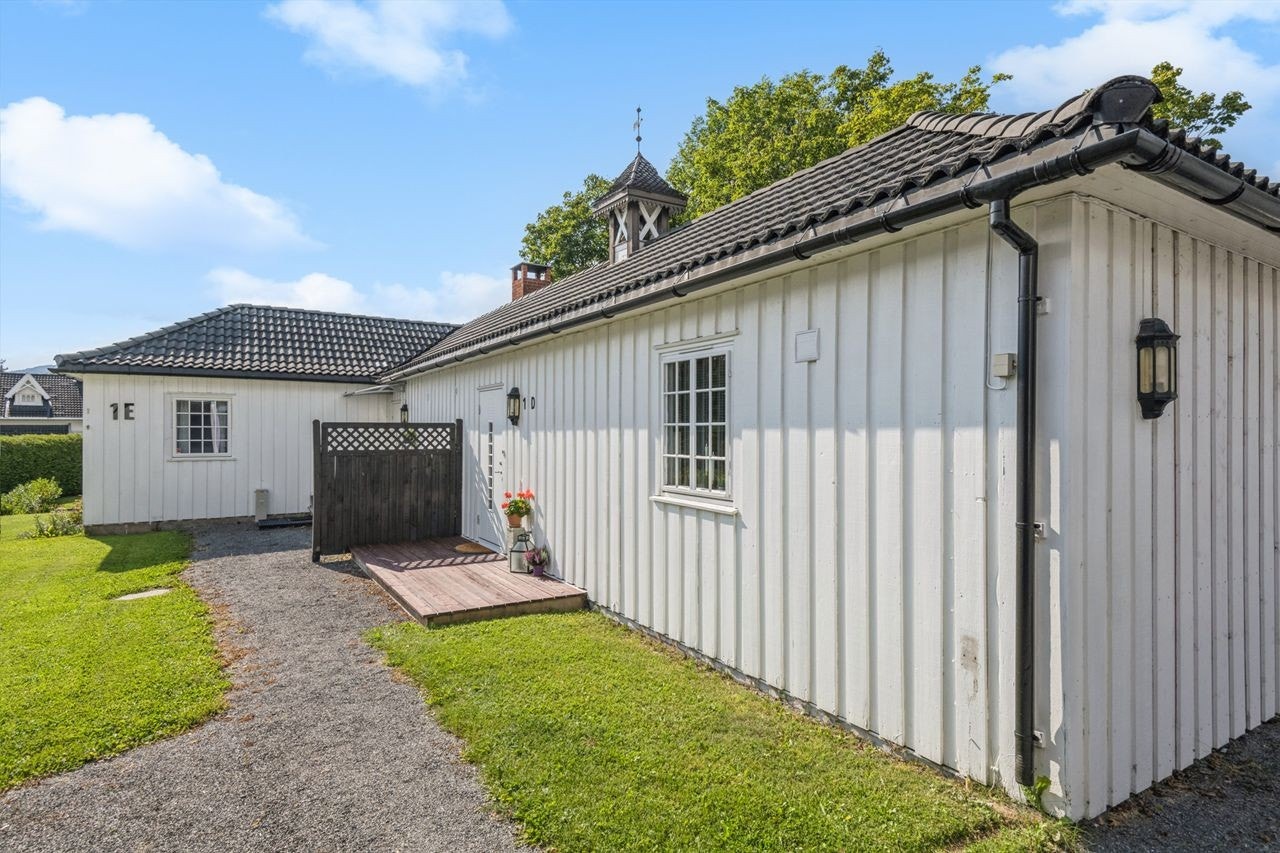 Egen, direkte inngang til leiligheten, som ligger på bakkeplan. Galleribilde