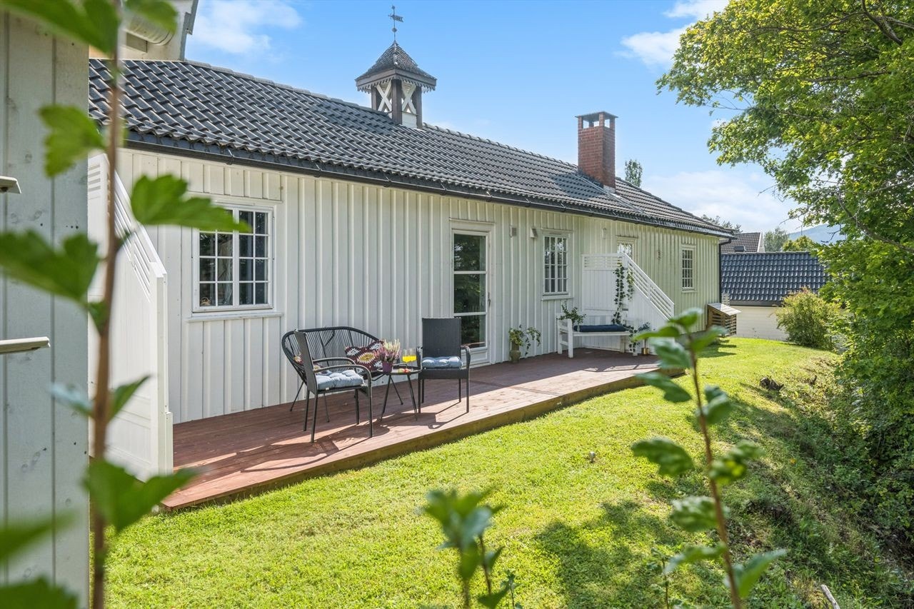 Nyt gode solforhold på den romslige, vestvendte terrassen på 24m². Galleribilde