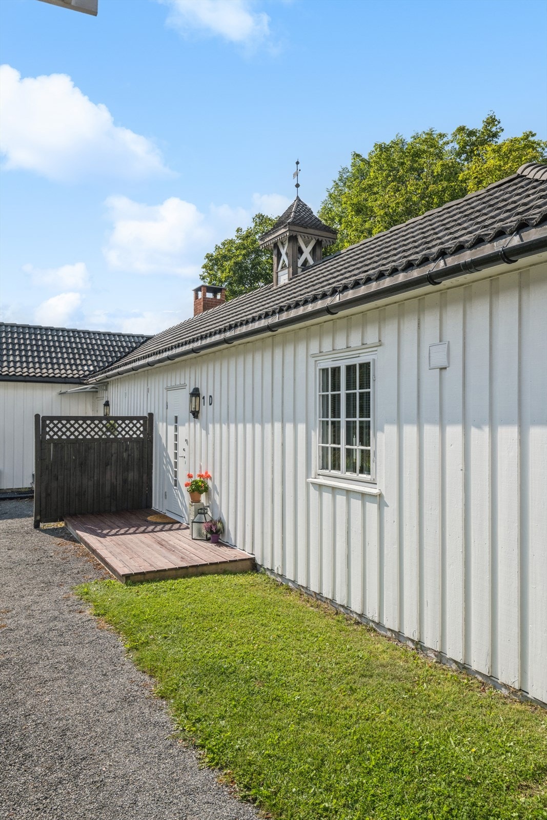 Hyggelig adkomst med grøntareal og gruset gangsti frem til inngangsdøren. Galleribilde