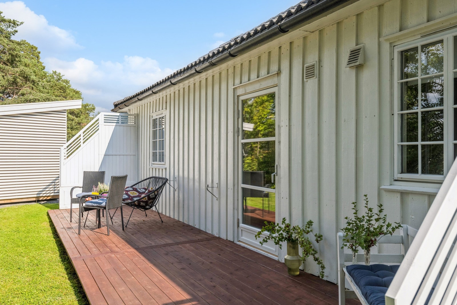 Den store terrassen på 24m² har levegger i hver ende. Galleribilde