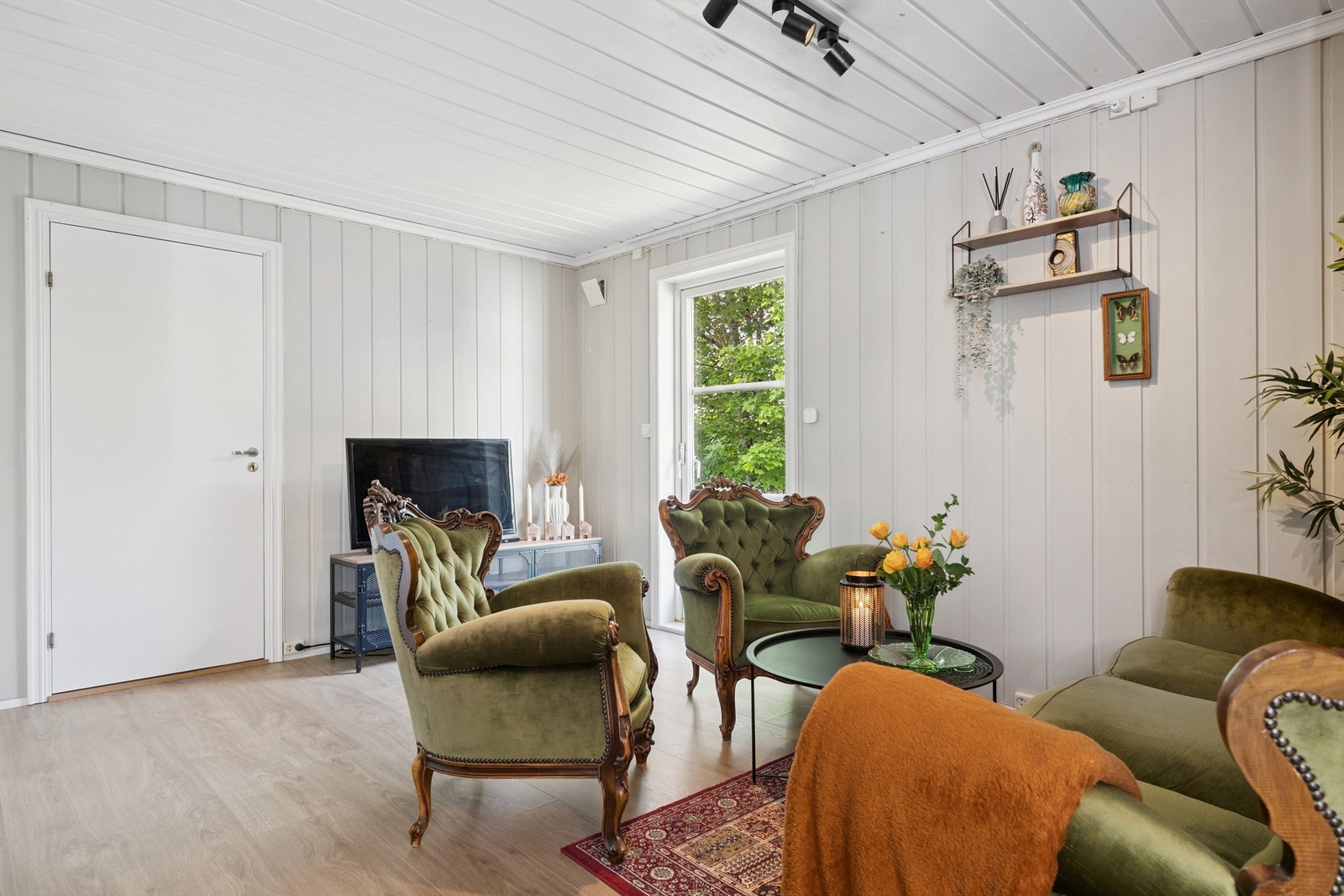 Stuen har god plass til en hyggelig sofagruppe for avslappende stunder. Galleribilde