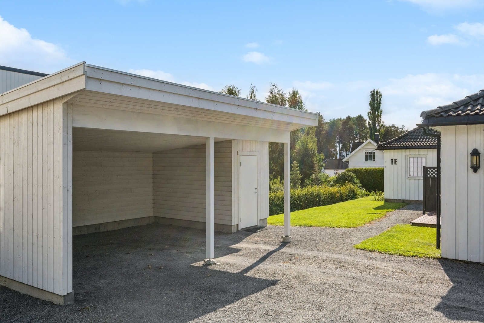 Fast biloppstillingsplass i felles carportanlegg gir enkel og skjermet parkering. Galleribilde