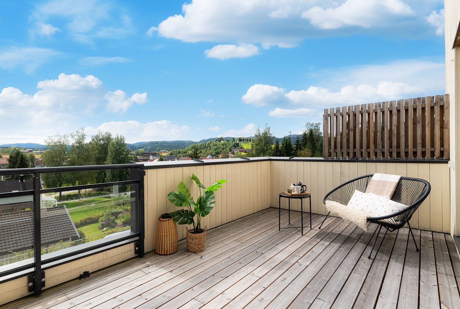 Terrassen har gode sol- og utsiktsforhold. Galleribilde