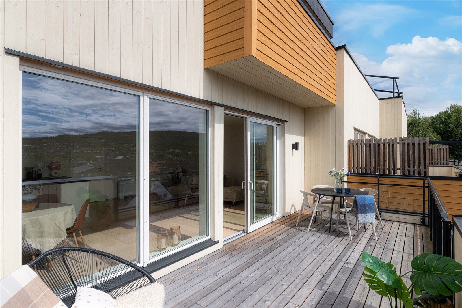 Innvendige overflater består hovedsakelig av parkett/fliser/belegg på gulv og malte plater på vegger. Galleribilde