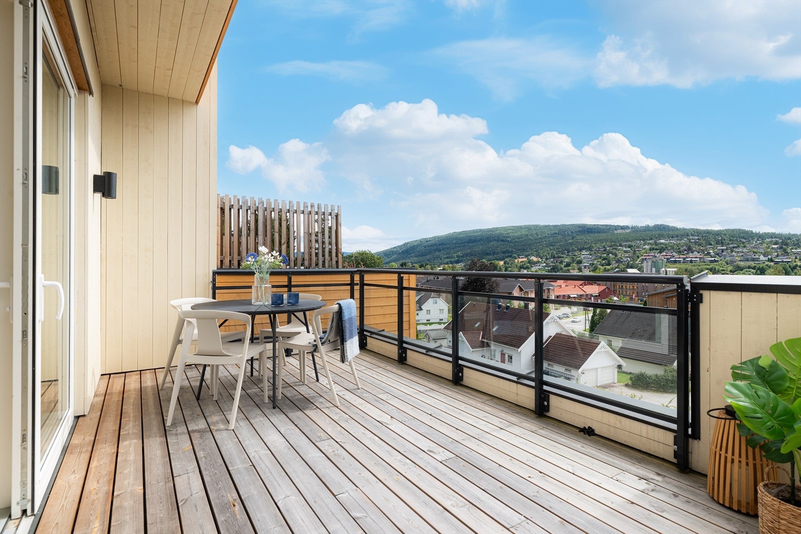 Leiligheten har solrik og sentral beliggenhet, og flott utsikt over Bø. Galleribilde