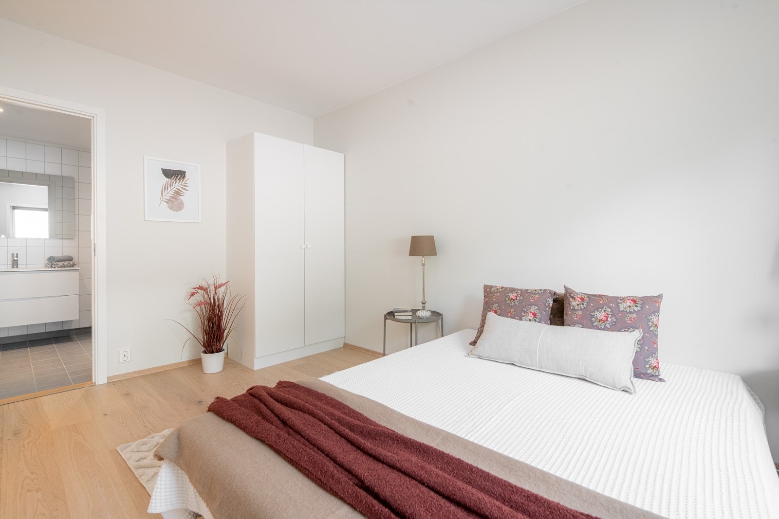 Hovedsoverommet har direkte adkomst til badet. Her er et dobbelt garderobeskap. Galleribilde