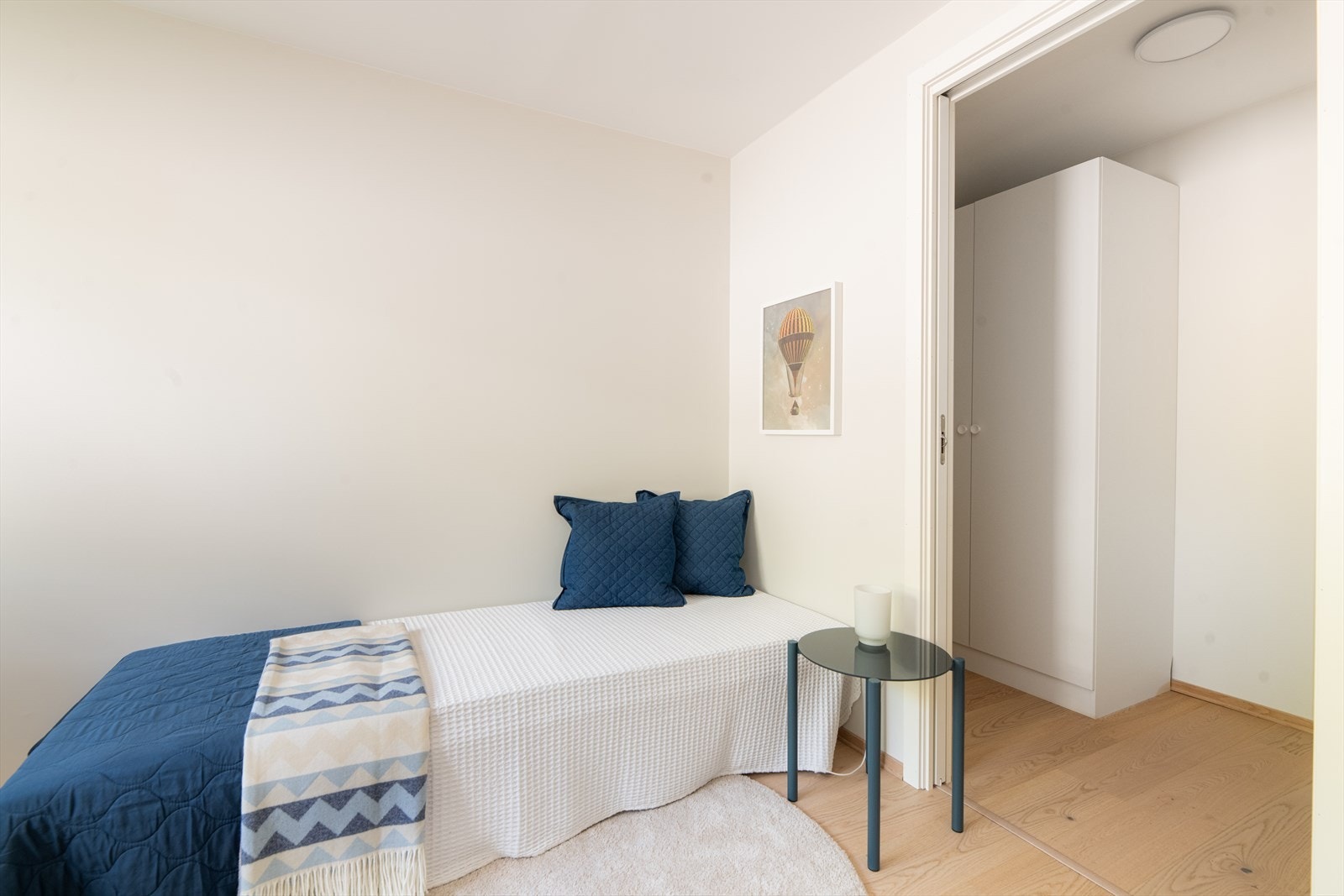 Soverom 2 har tilliggende walk-in garderobe som kan lukkes inntil med skyvedører. Galleribilde