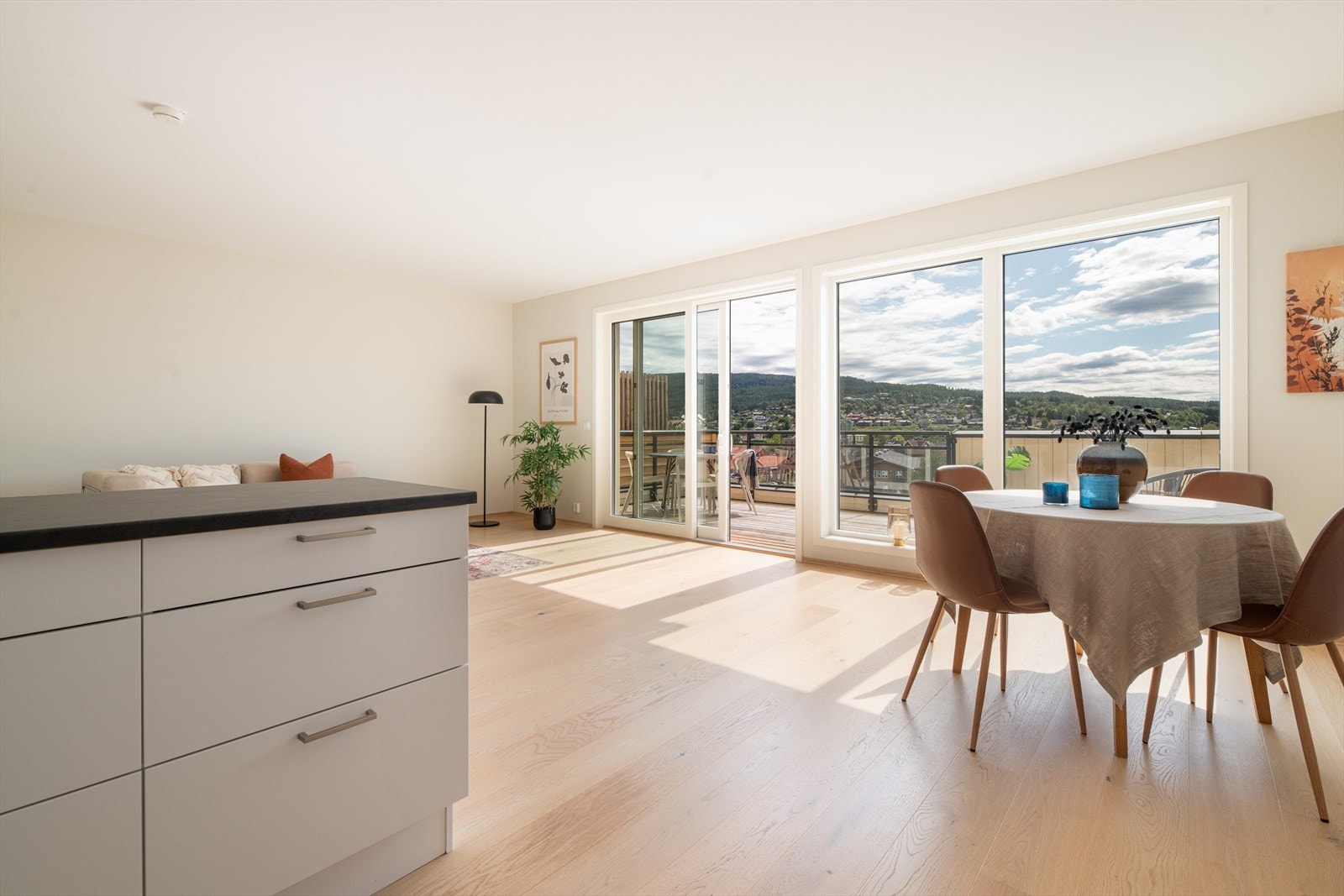 Stua har gode, definerte soner for møblering, med plass til spisestue nærmest kjøkkenet. Galleribilde