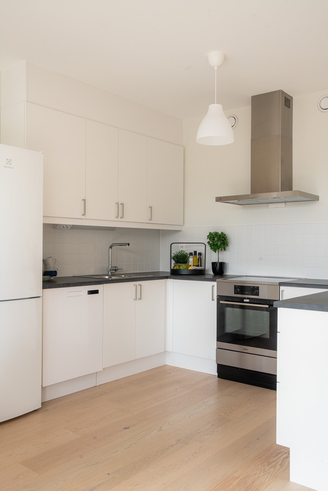 Leiligheten har et lyst og åpent Sigdal kjøkken med kjøkkenhalvøy som et naturlig skille mot stuen. Galleribilde