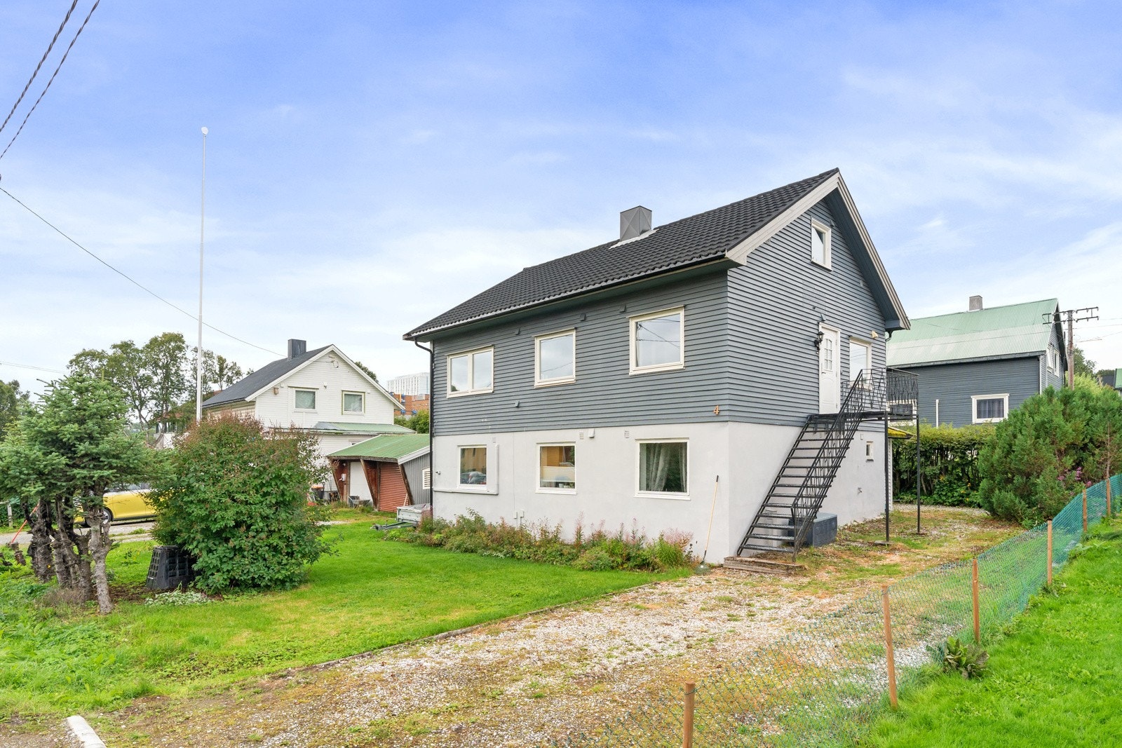 Leiligheten ligger fint til i en gate uten gjennomgangstrafikk i et rolig og barnevennlig område på Gimle.