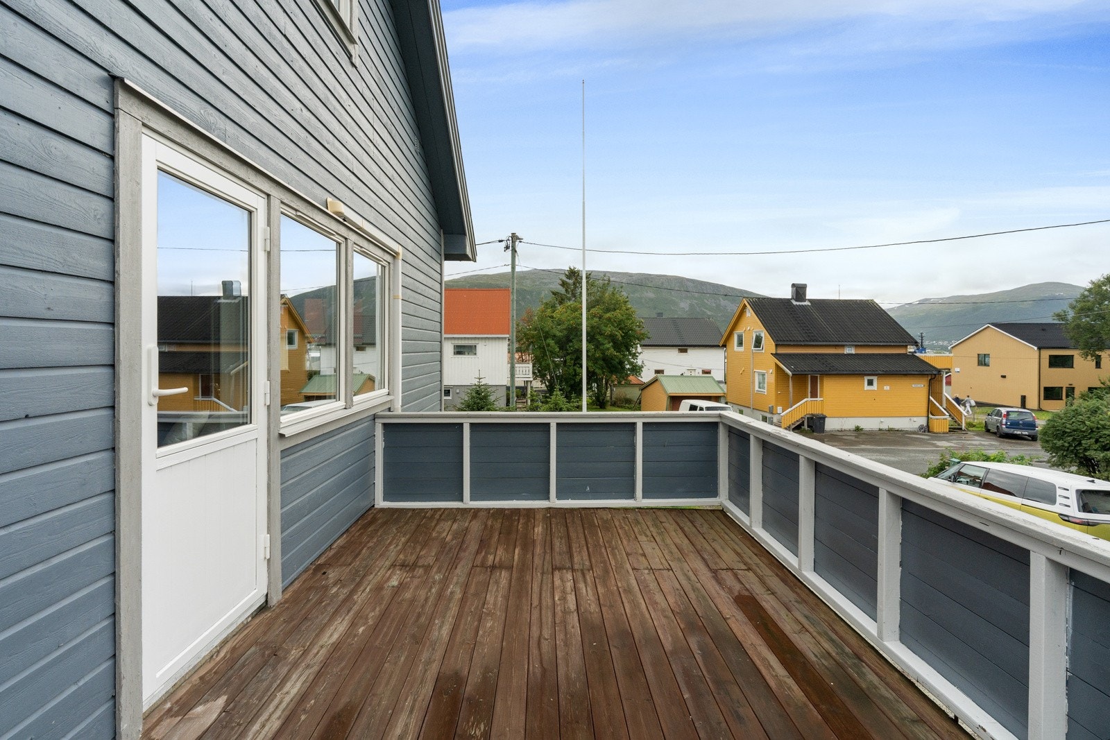 Utgang til stor sørvestvendt veranda med fantastiske solforhold og fin utsikt.