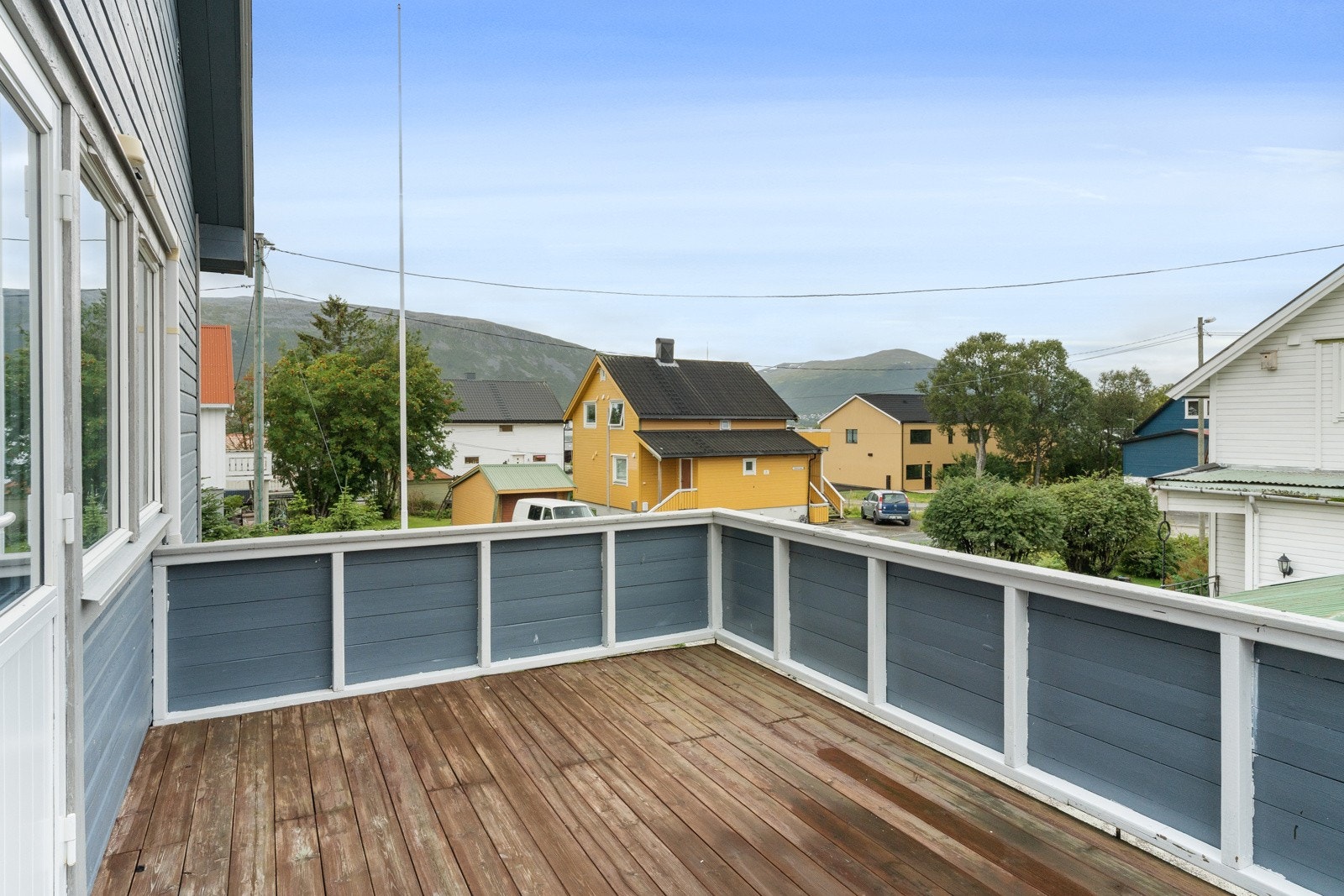 En stor og trivelig leilighet over to plan med sørvestvendt veranda.