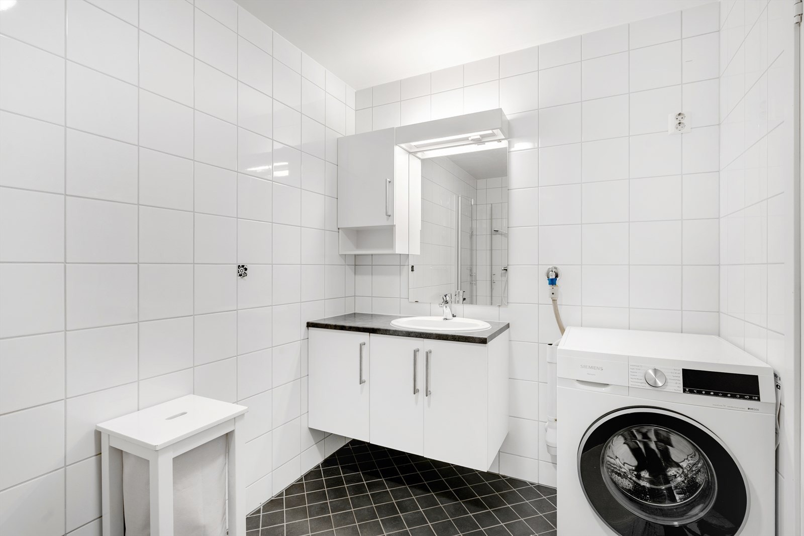 Pent, komplett flislagt bad. Galleribilde