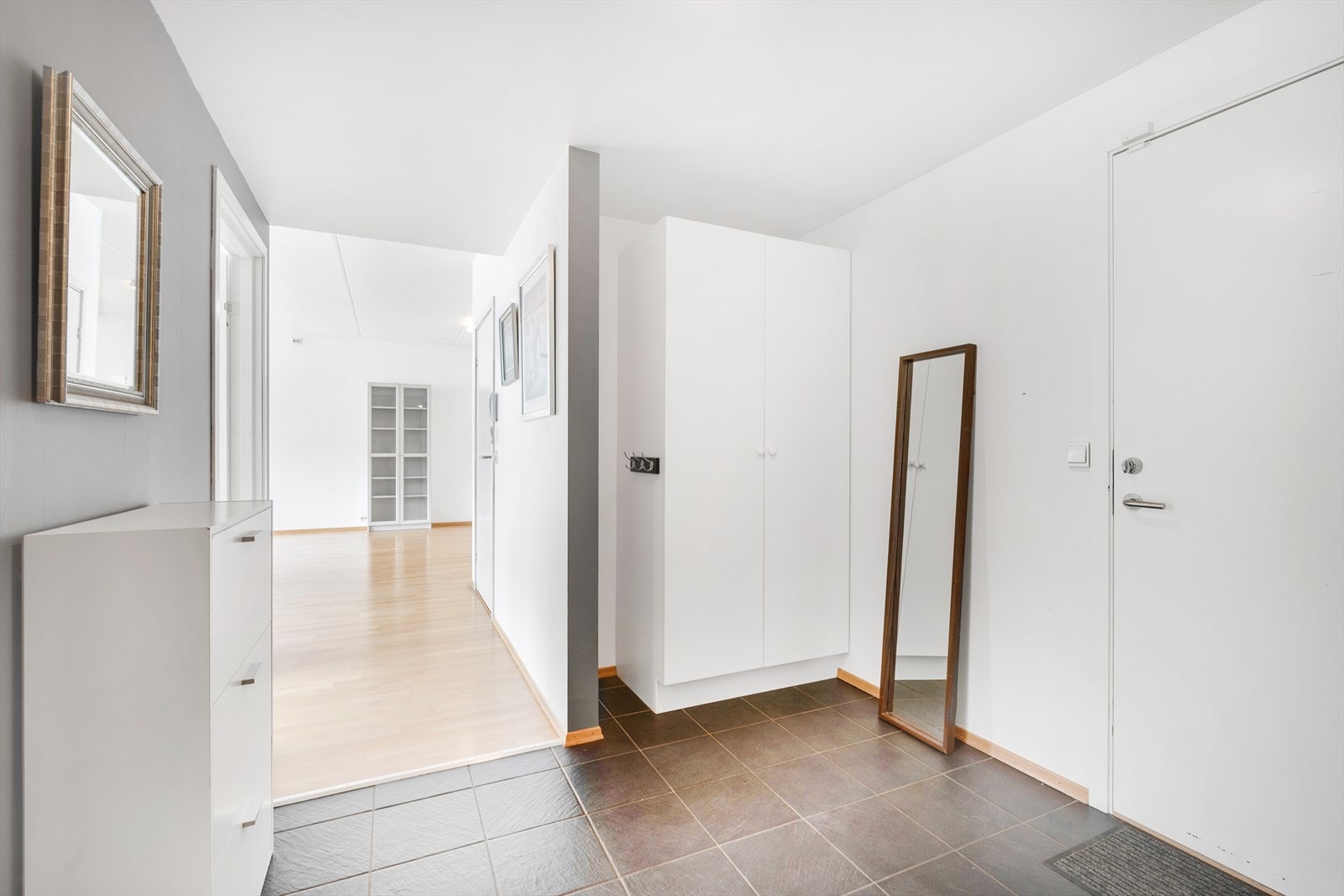 Velkommen inn! Romslig entre med flislagt gulv med gulvvarme. Galleribilde