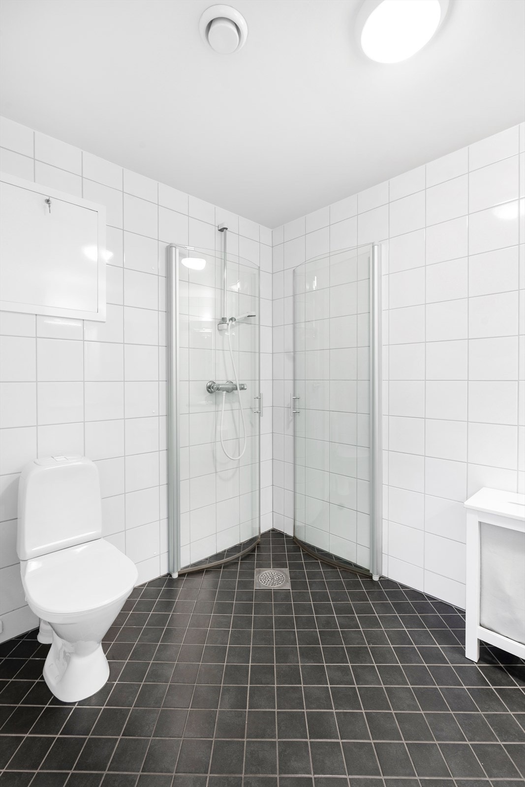 Delikat dusjnisje med innfellbare dører, og varme i gulv. Galleribilde