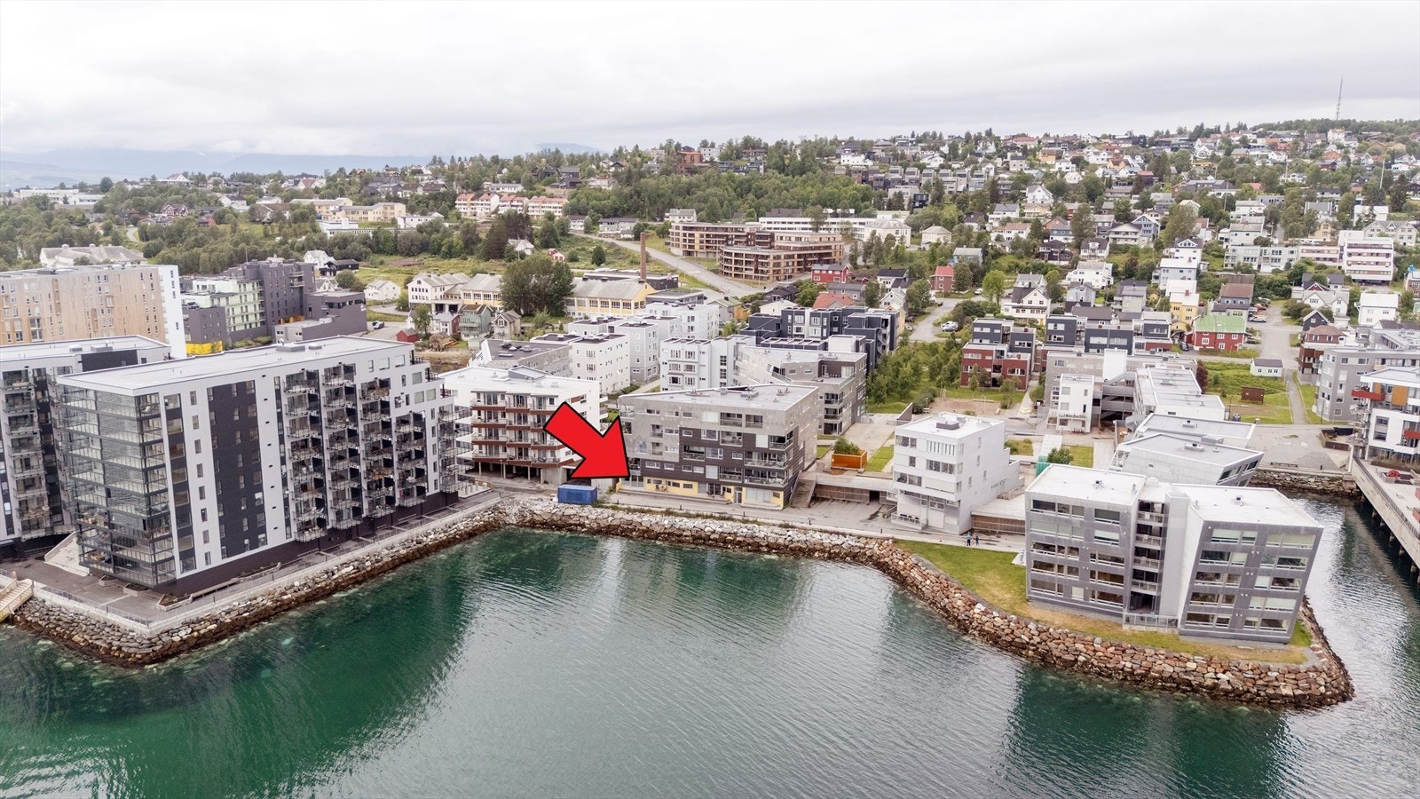 Boligen har flott beliggenhet i rolige omgivelser med lite støy og lav trafikal belastning. Galleribilde