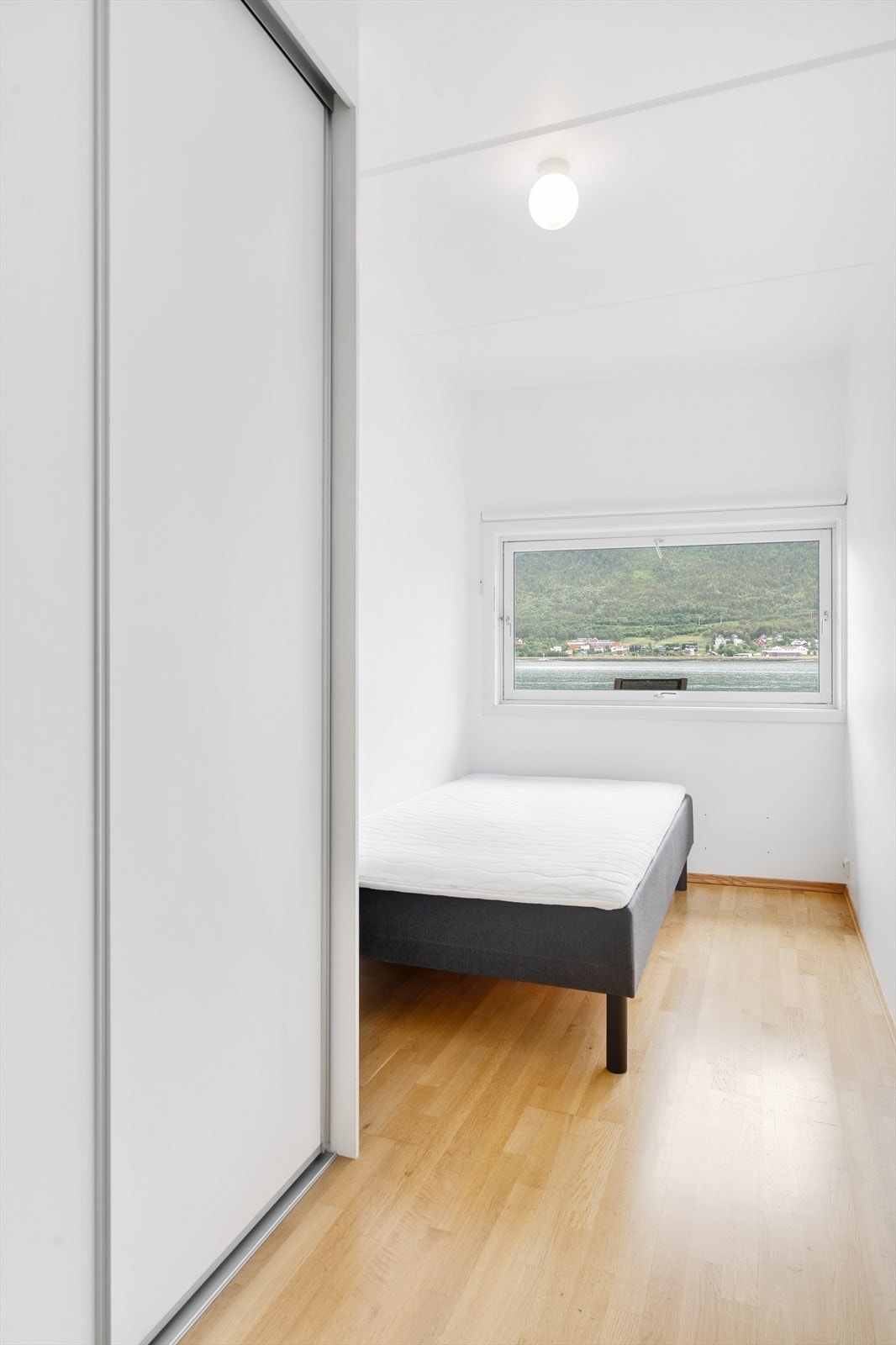 Soverom 2 - innredet med romslig skyvedørsgarderobe. Galleribilde